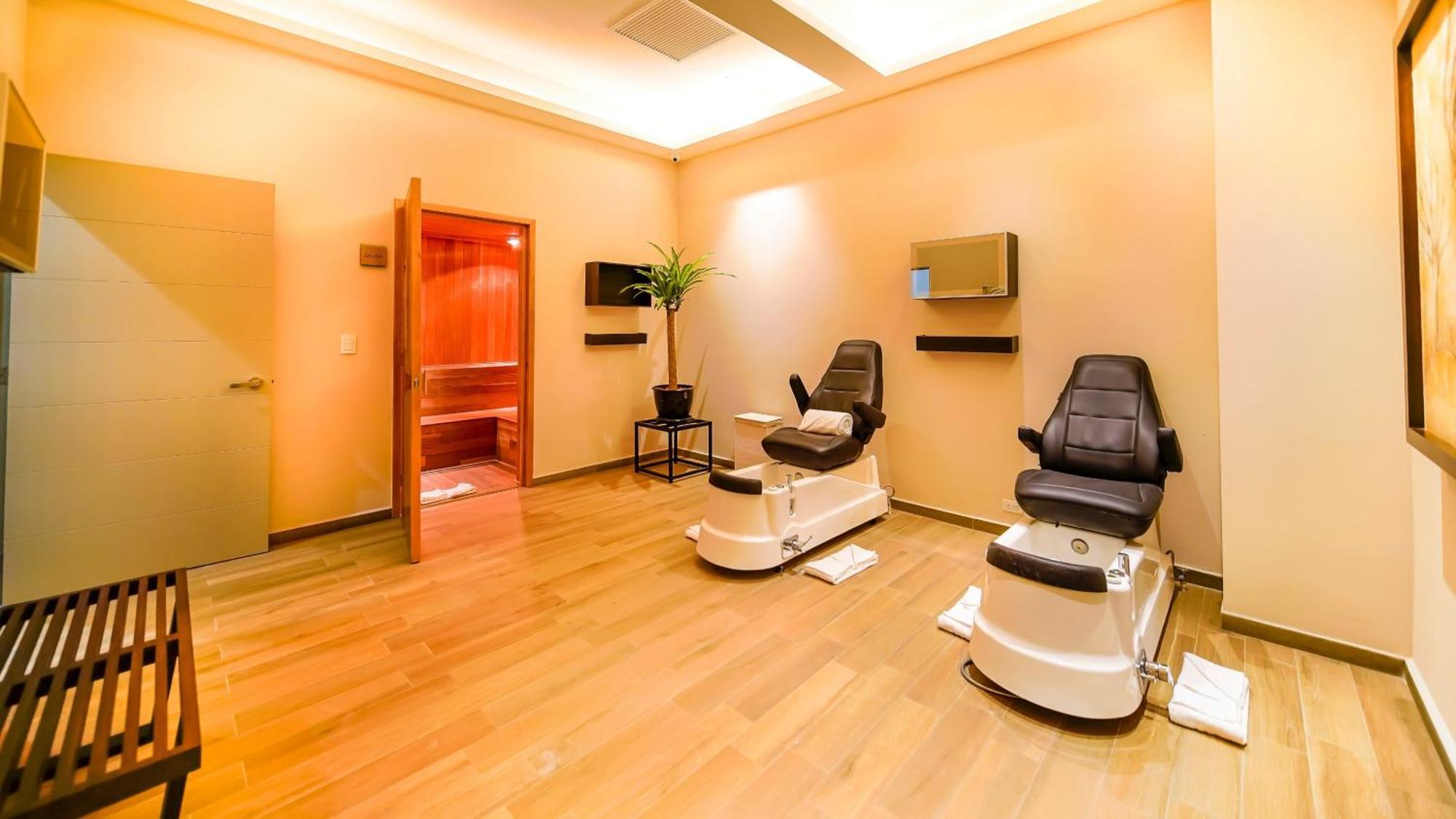 Metria Hotel León Zewnętrze zdjęcie A nail salon