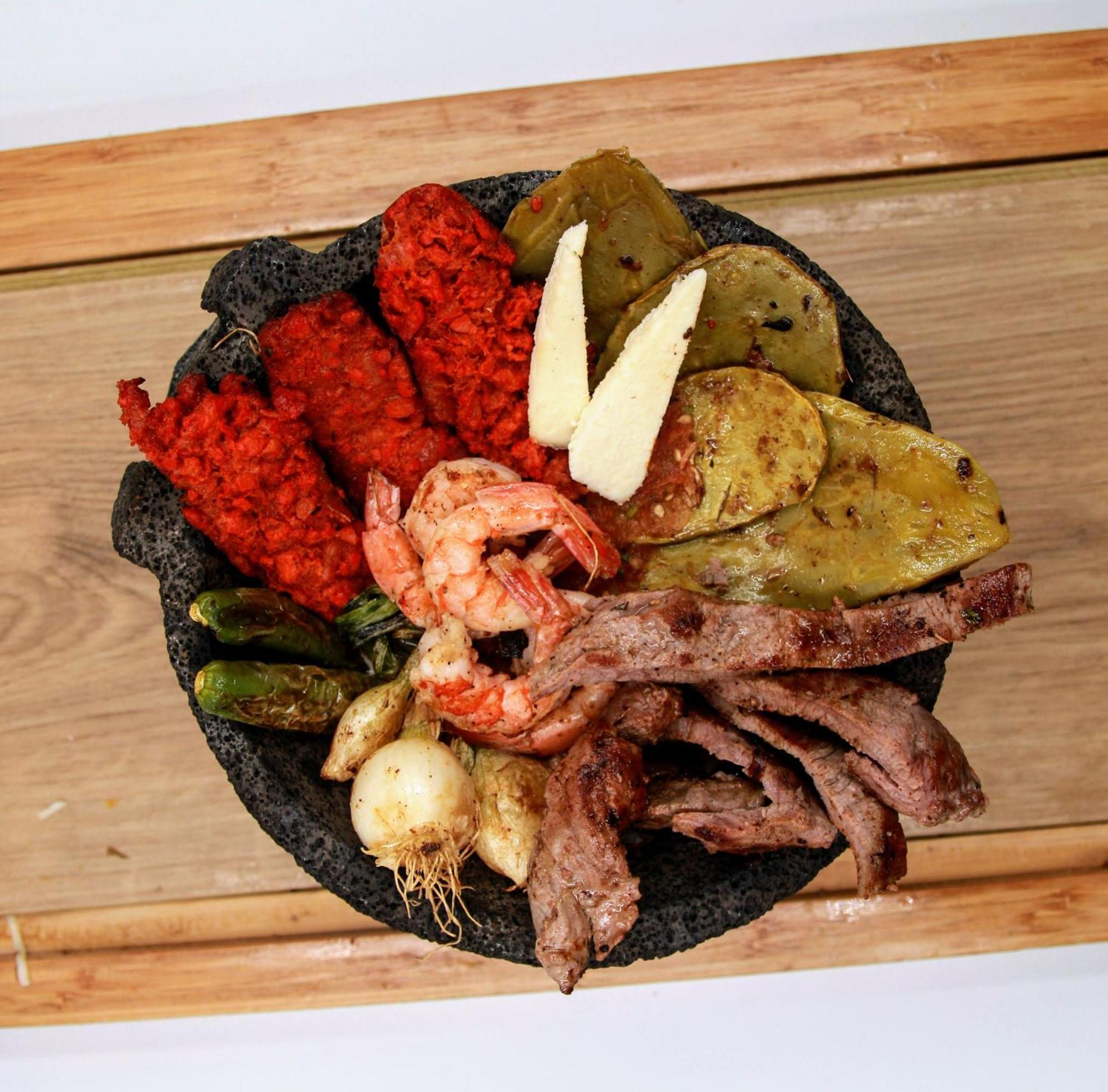 Metria Hotel León Zewnętrze zdjęcie A plate of assorted grilled meats