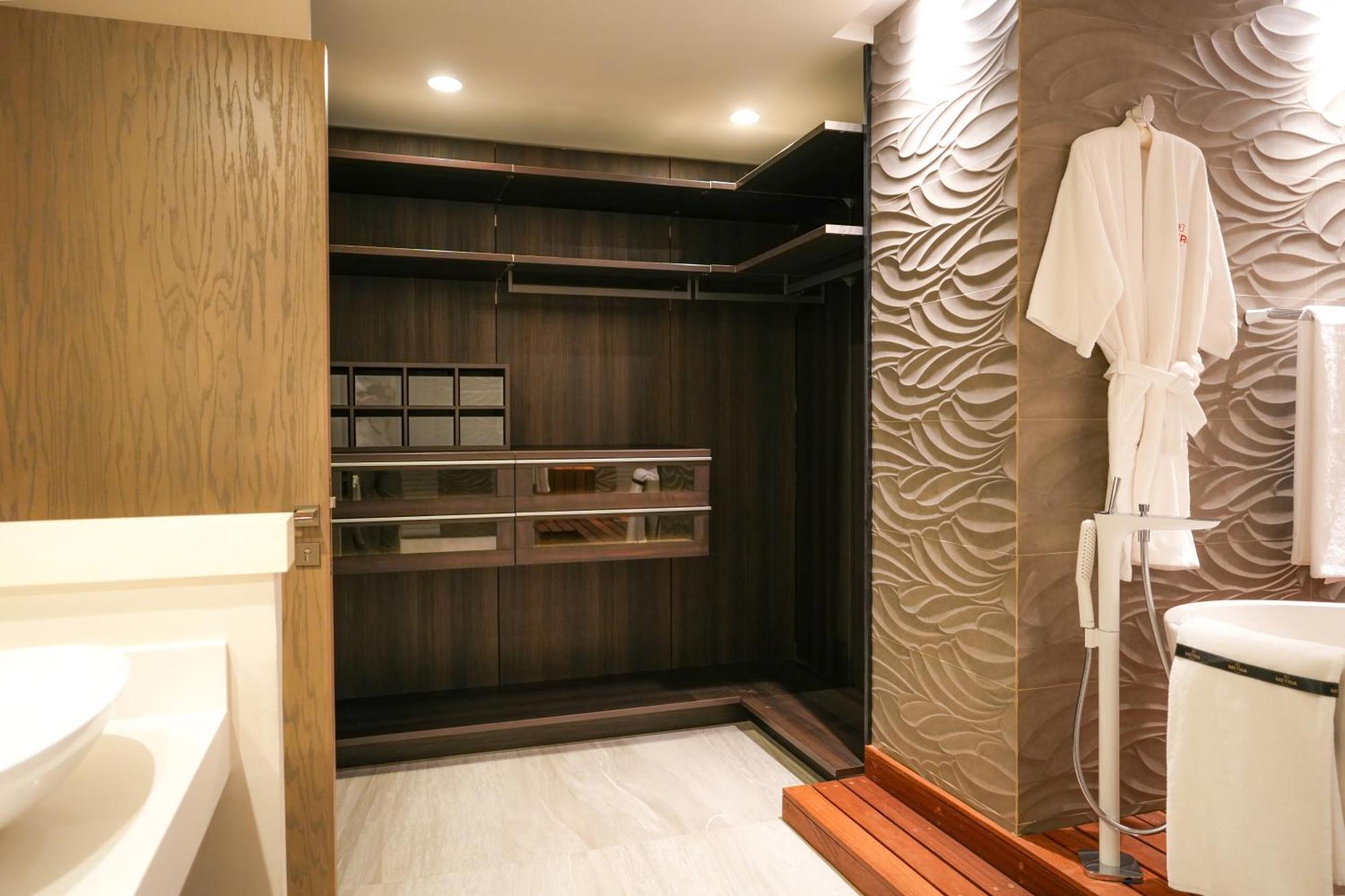 Metria Hotel León Zewnętrze zdjęcie A shower enclosure